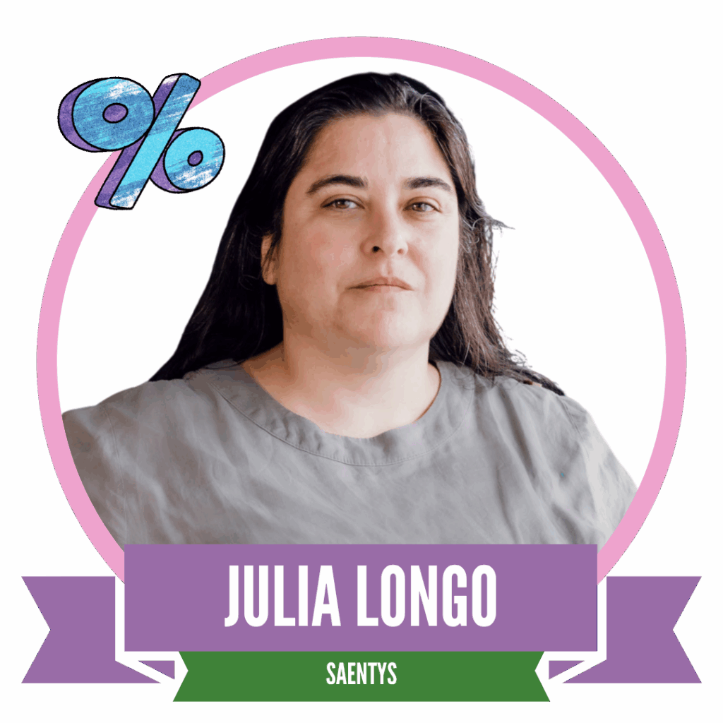 Graphic featuring a circular portrait of Julia Longo, with a light purple background. Below the image, a ribbon displays her name and the word "SAENTYS." An animated percentage symbol is positioned at the top left.